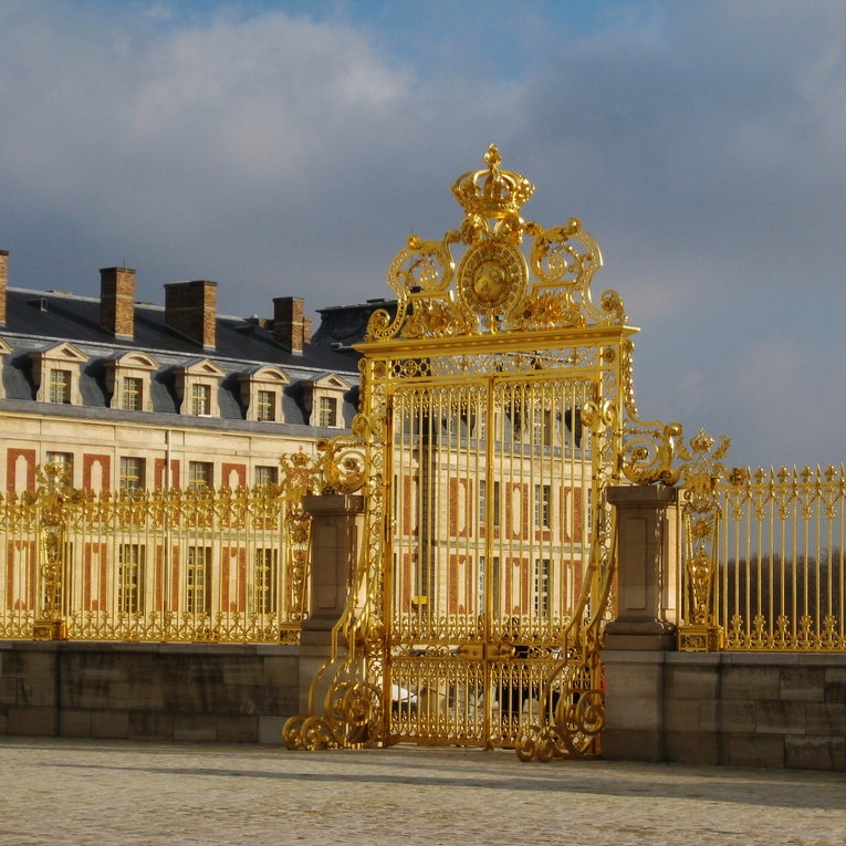 観光客の喧騒が嘘のような早朝のベルサイユ宮殿正門(パリ)