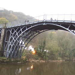 世界最初の鉄橋「ジ・アイアンブリッジ」