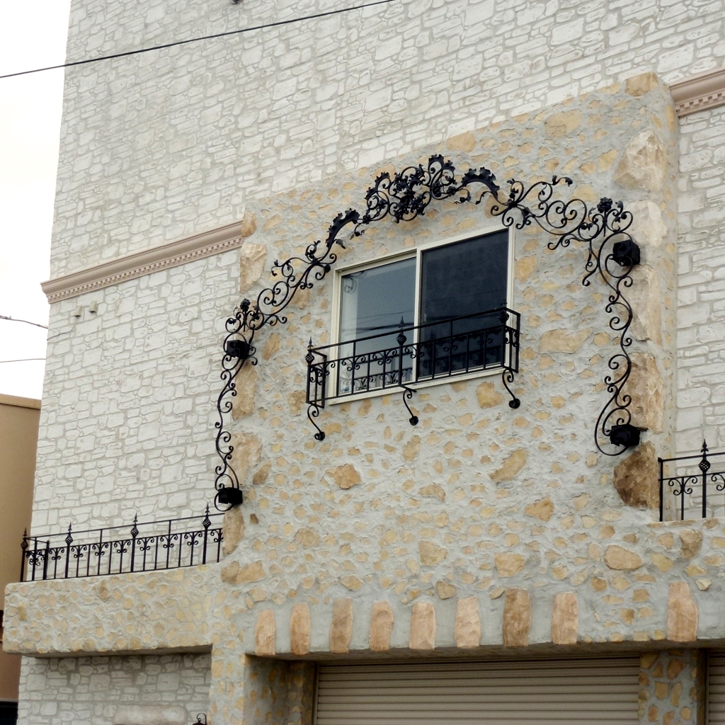 ロートアイアン外壁装飾花台